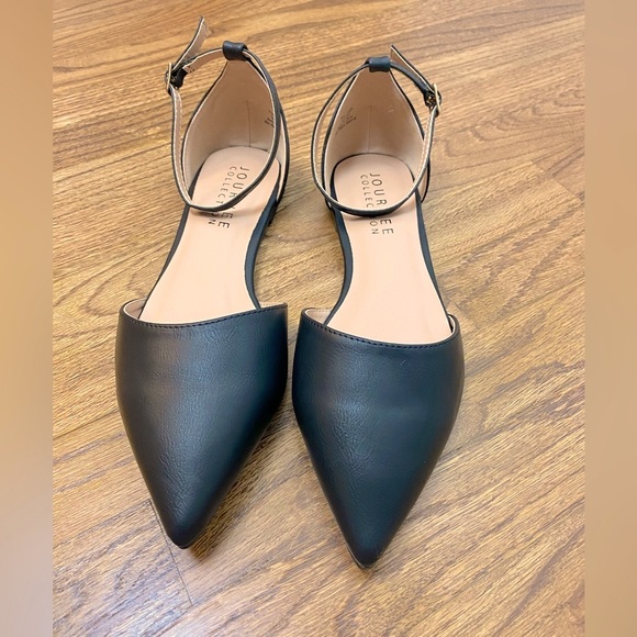 NEW! 🌟 Journee Collection-Black Pointed Flats, Faux Leather.Size 8.5! - Picture 2 of 5